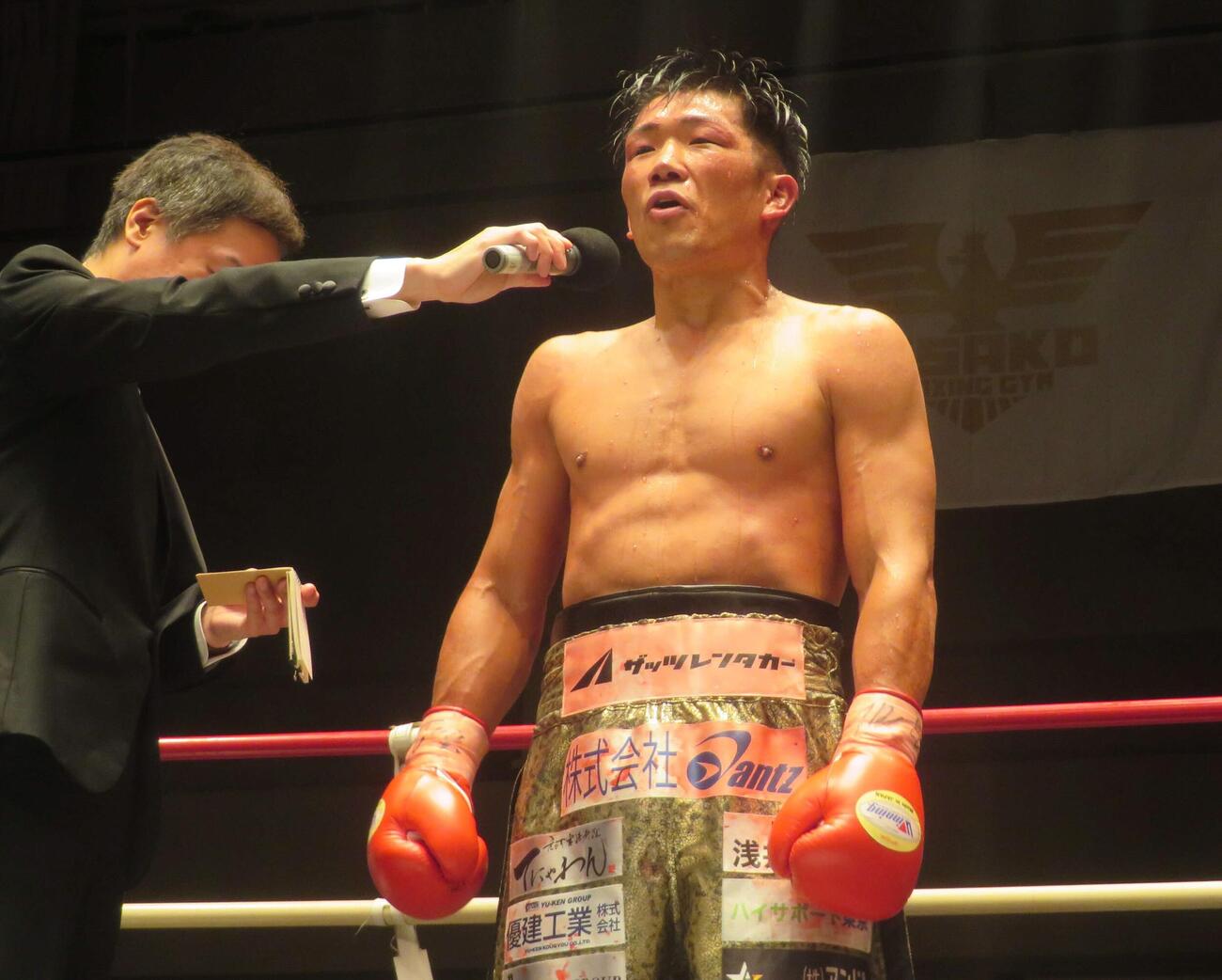ウエルター級転向初戦で判定勝利を収めた元東洋太平洋、WBOアジア・パシフィック・スーパーライト級王者永田大士（右）