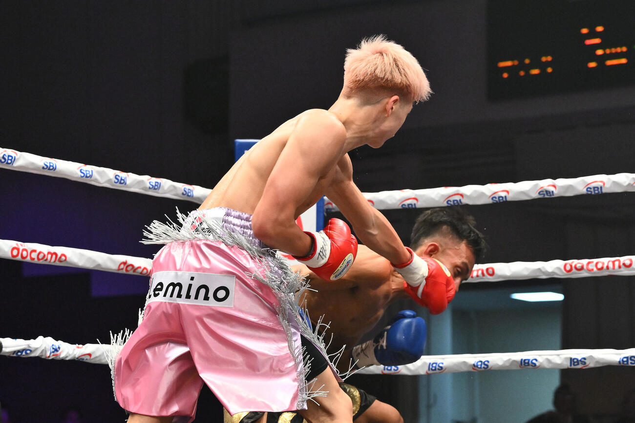 フェニックスバトル156 54．0キロ契約6回戦　片岡叶夢対アタッチャイ・プラソエトリ　3回、片岡叶夢（左）はアタッチャイ・プラソエトリにパンチを打ち込む（撮影・滝沢徹郎）