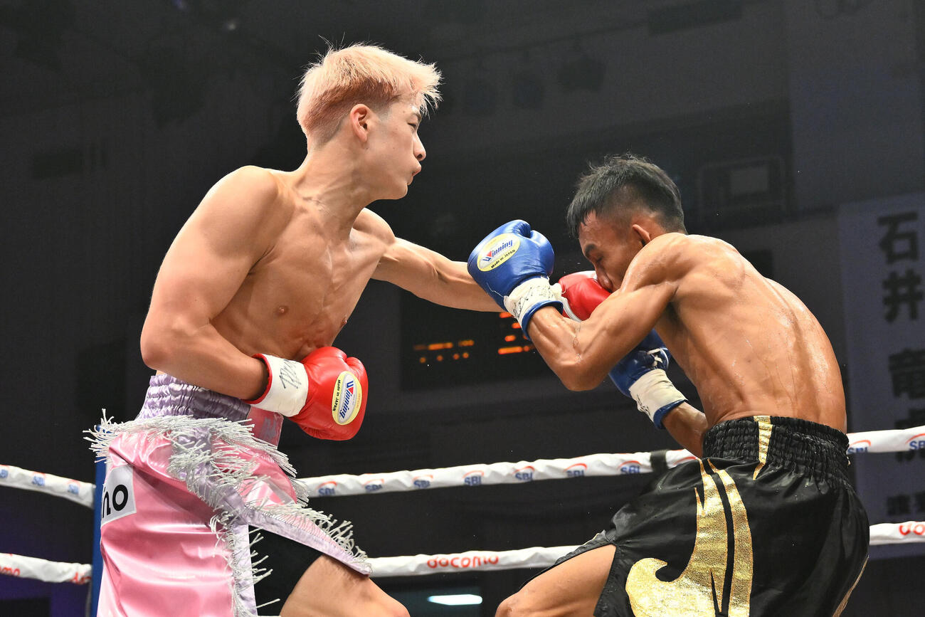 フェニックスバトル156 54．0キロ契約6回戦　片岡叶夢対アタッチャイ・プラソエトリ　2回、片岡叶夢（左）はアタッチャイ・プラソエトリにパンチを打ち込む（撮影・滝沢徹郎）