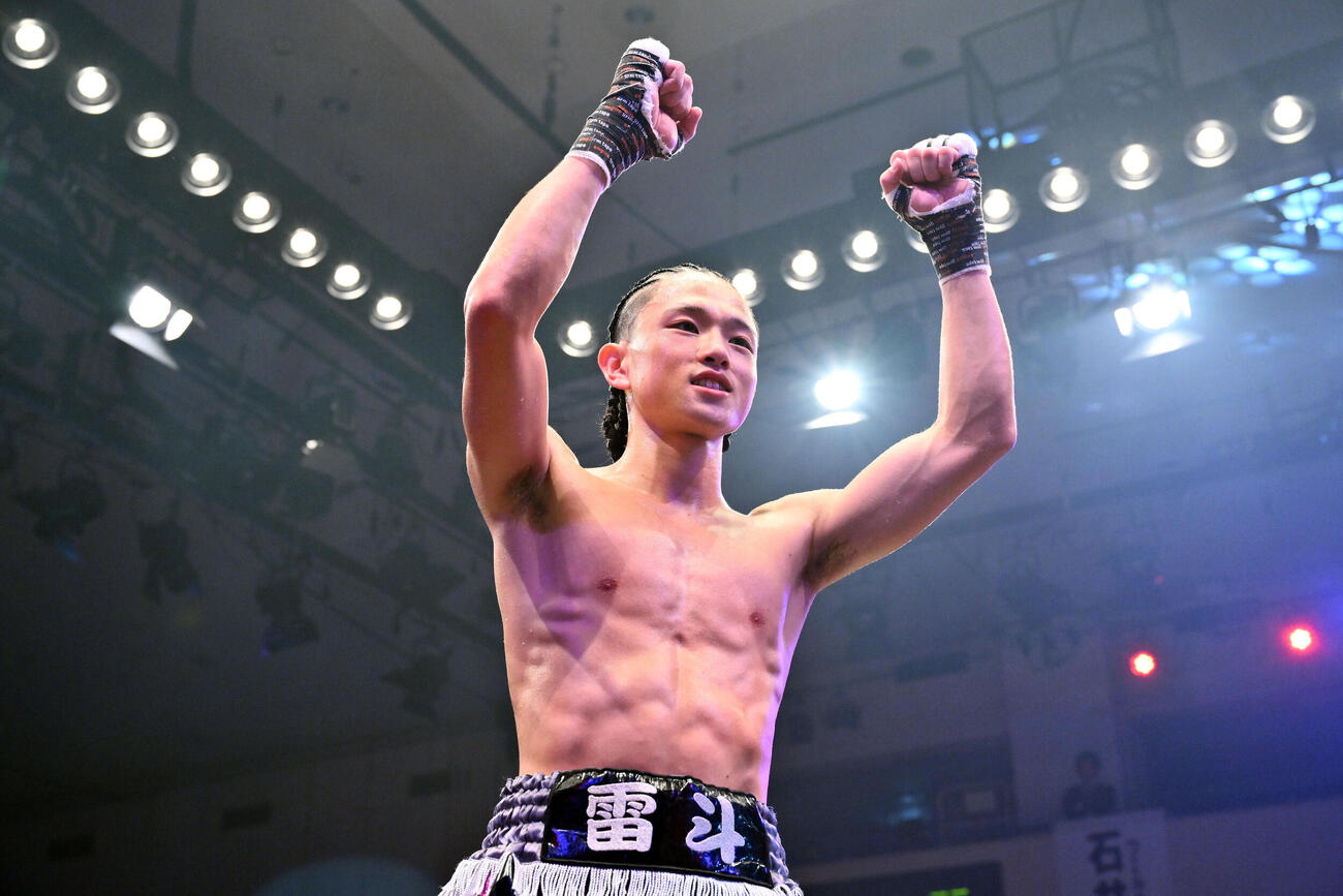 フェニックスバトル156　ライトフライ級8回戦　片岡雷斗対スリヤ・プッタルクサ　1回、KO勝ちの片岡雷斗はポーズを決める（撮影・滝沢徹郎）