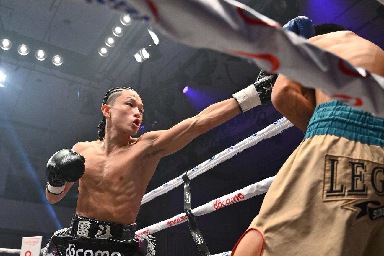 フェニックスバトル156　ライトフライ級8回戦　片岡雷斗対スリヤ・プッタルクサ　1回、片岡雷斗（左）はスリヤ・プッタルクサにパンチを打ち込む（撮影・滝沢徹郎）