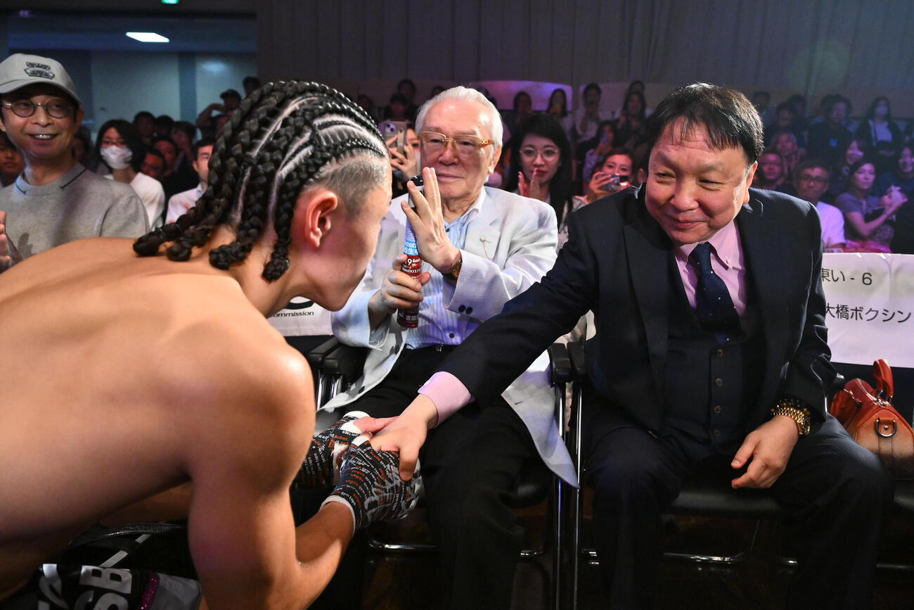 フェニックスバトル156　ライトフライ級8回戦　片岡雷斗対スリヤ・プッタルクサ　1回、KO勝ちの片岡雷斗（左）は大橋秀行会長と握手を交わす（撮影・滝沢徹郎）