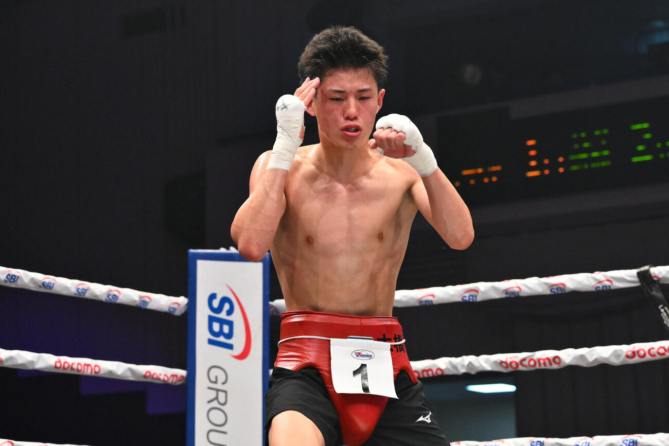 フェニックスバトル156　公開プロテストを受ける中山聖也（左）（撮影・滝沢徹郎）