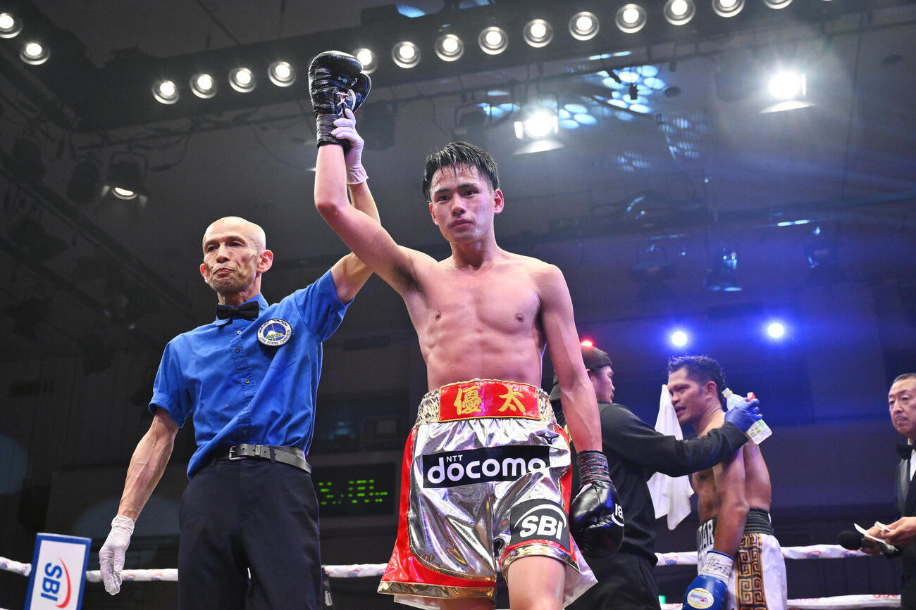 フェニックスバトル156 54．0キロ契約8回戦　坂井優太対フローイラン・サルダール　TKOで勝利した坂井優太（撮影・滝沢徹郎）