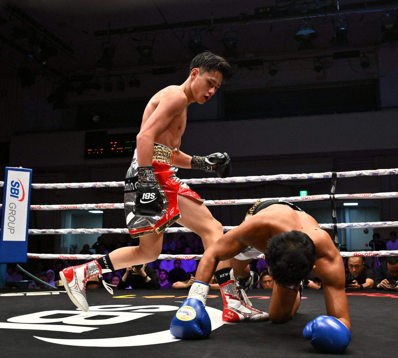 フェニックスバトル156 54．0キロ契約8回戦　坂井優太対フローイラン・サルダール　2回、坂井優太（左）はフローイラン・サルダールからダウンを奪う撮影・滝沢徹郎）