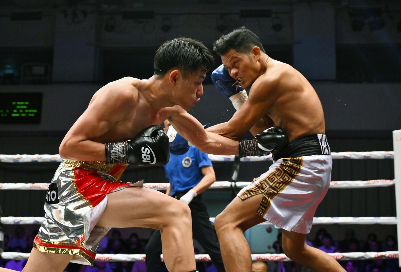 フェニックスバトル156 54．0キロ契約8回戦　坂井優太対フローイラン・サルダール　2回、坂井優太（左）はフローイラン・サルダールのボディーにパンチを打ち込む（撮影・滝沢徹郎）