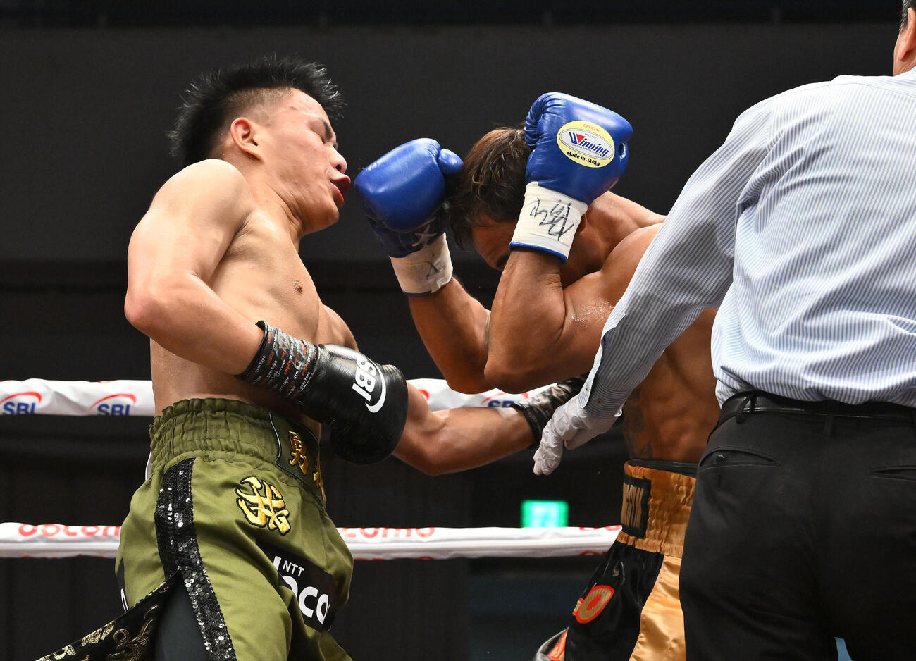 フェニックスバトル156 59．9キロ契約6回戦　藤木勇我対ウィラ・ミカム　2回、藤木勇我（左）はウィラ・ミカムを攻め立てる（撮影・滝沢徹郎）＝2026年6月10日