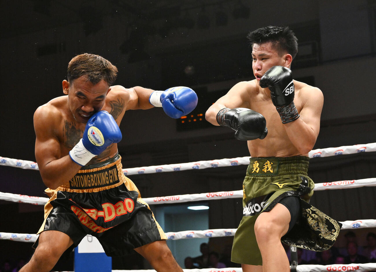 フェニックスバトル156 59．9キロ契約6回戦　藤木勇我対ウィラ・ミカム　2回、藤木勇我（右）はウィラ・ミカムを攻め立てる（撮影・滝沢徹郎）＝2026年6月10日