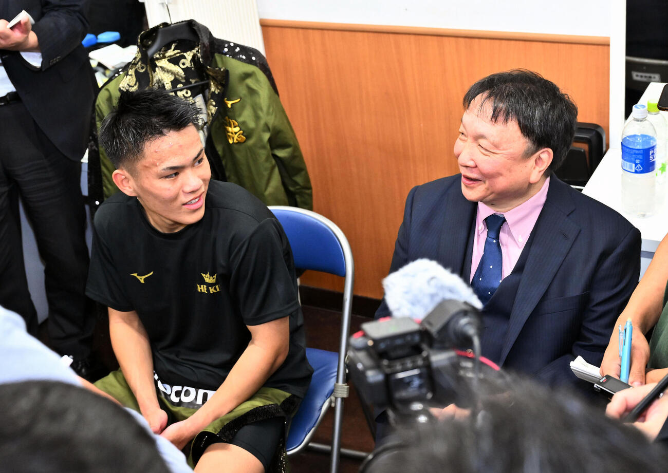 フェニックスバトル156 59．9キロ契約6回戦　藤木勇我対ウィラ・ミカム　デビュー戦をTKOで飾り笑顔で取材に応じる藤木勇我（左）と大橋秀行会長（撮影・滝沢徹郎）＝2026年6月10日