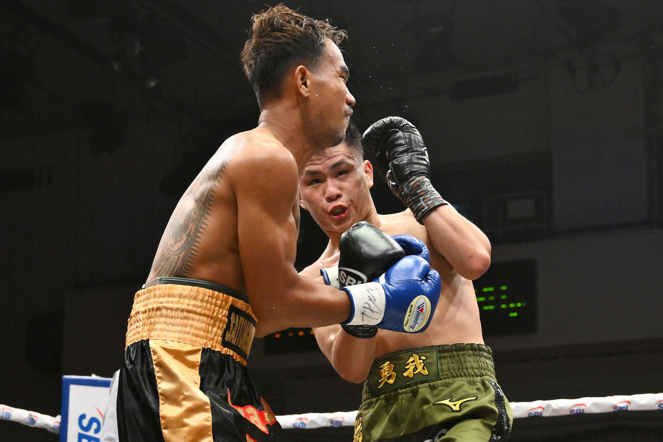 フェニックスバトル156 59．9キロ契約6回戦　藤木勇我対ウィラ・ミカム　2回、藤木勇我（後方）はウィラ・ミカムにパンチを打ち込む（撮影・滝沢徹郎）＝2026年6月10日