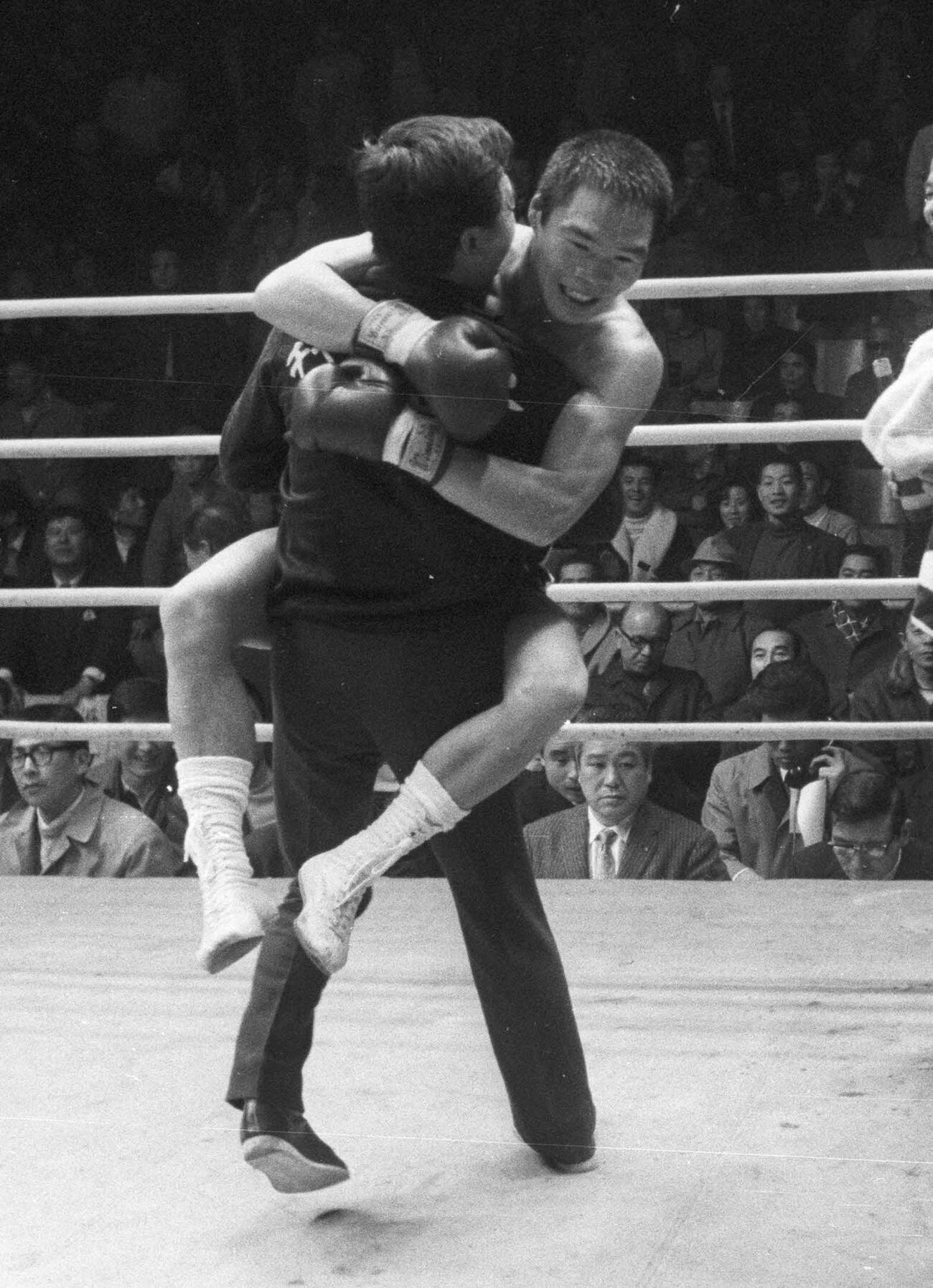 72年1月、東洋ライト級選手権に勝利したガッツ石松さんに抱きつかれる米倉健司マネジャー
