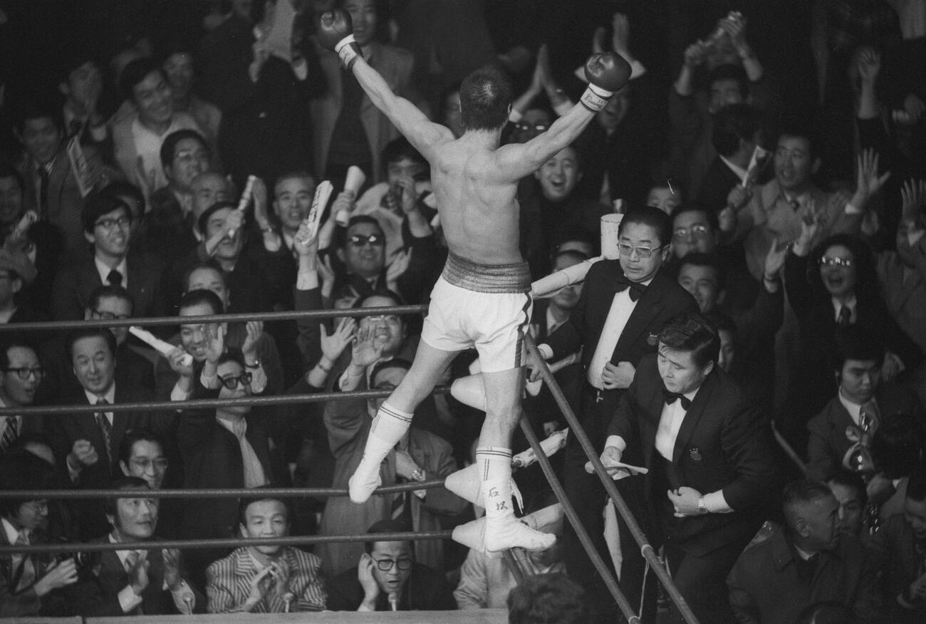 WBC世界ライト級選手権　ガッツ石松さん（14回KO）アルバロ・ロハス　「どんなもんだい」とばかり、ロープに上がってファンの声援に応えるガッツ石松（1975年12月撮影）