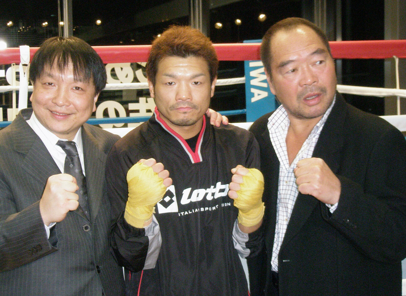 元WBC世界スーパーフライ級王者が横浜市内の大橋ジムで練習を公開した川嶋勝重（中央）。右はガッツ石松さん、左は大橋ジムの大橋秀行会長（2007年12月撮影）