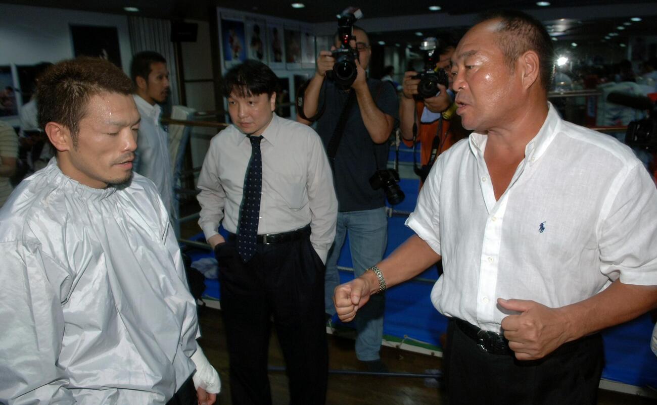 大橋ジム練習　元世界王者のガッツ石松さん（右）はスパーを終えた川島勝重にアドバイス。中央は大橋秀行会長（2006年9月12日撮影）