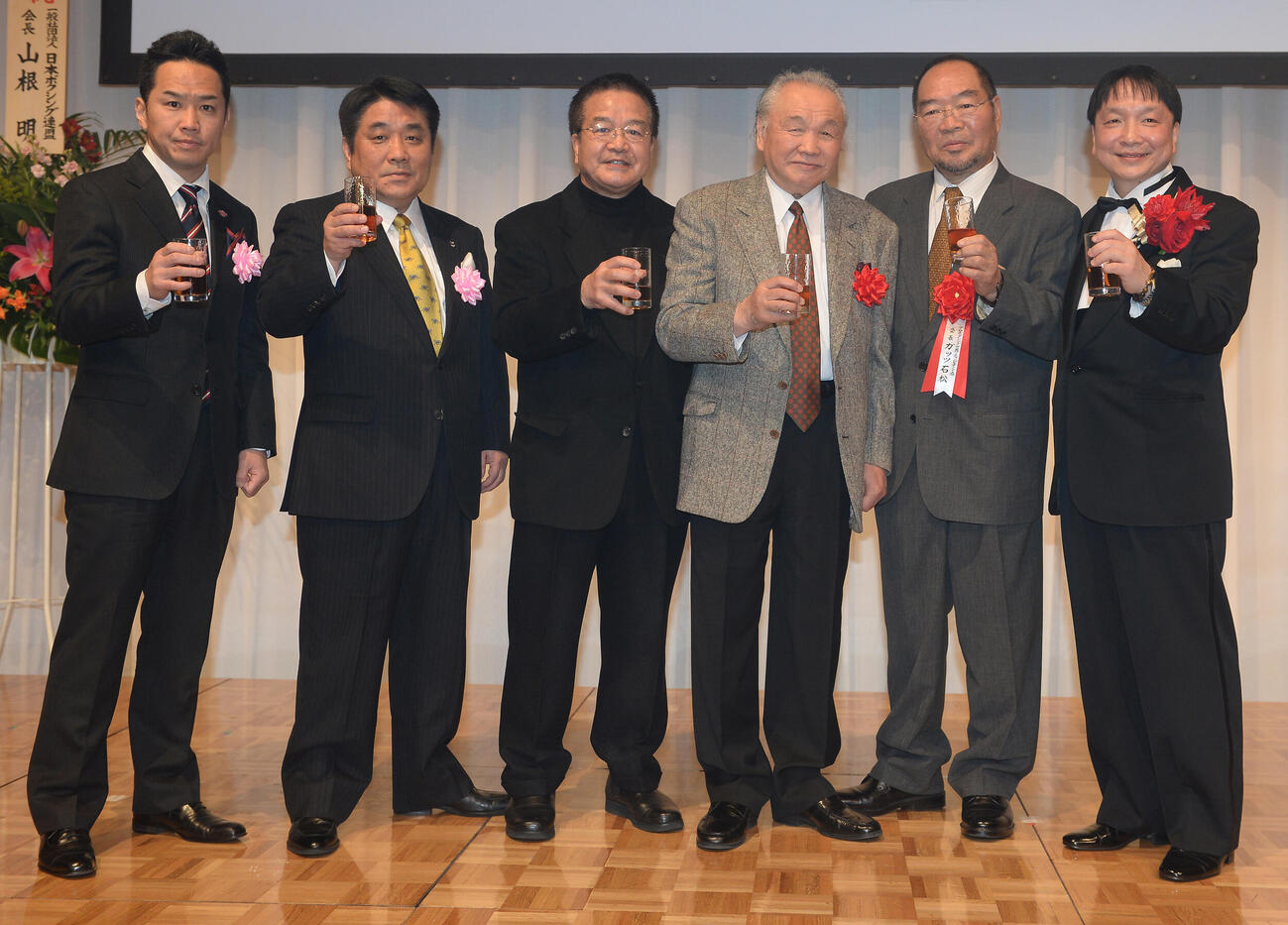 14年2月、大橋秀行会長（右）のジム開設20周年パーティーに出席した米倉健司さん（同3人目）とヨネクラジム時代の仲間たち。左から川島郭志氏、中島成雄氏、柴田国明氏、1人おいてガッツ石松さん