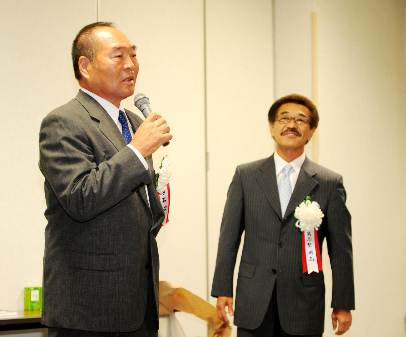 世界チャンピオン会発足式であいさつするガッツ石松さん。右は具志堅用高氏（2010年5月撮影）