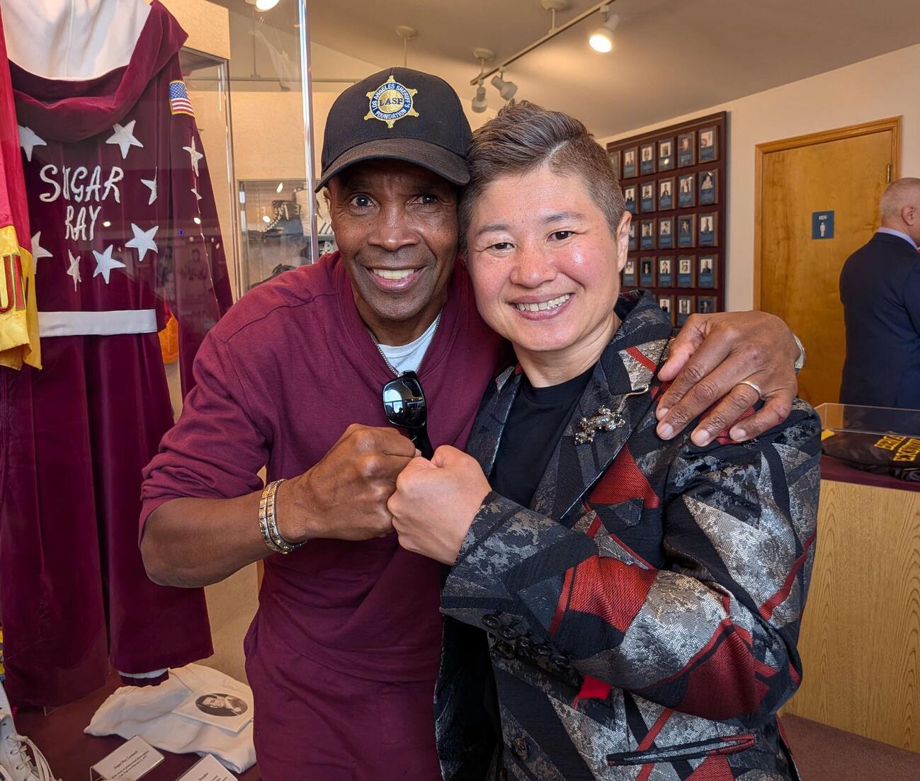 元5階級制覇王者シュガー・レイ・レナードさん（左）と殿堂入り式典で対面した元女子5階級制覇王者・藤岡奈穂子さん