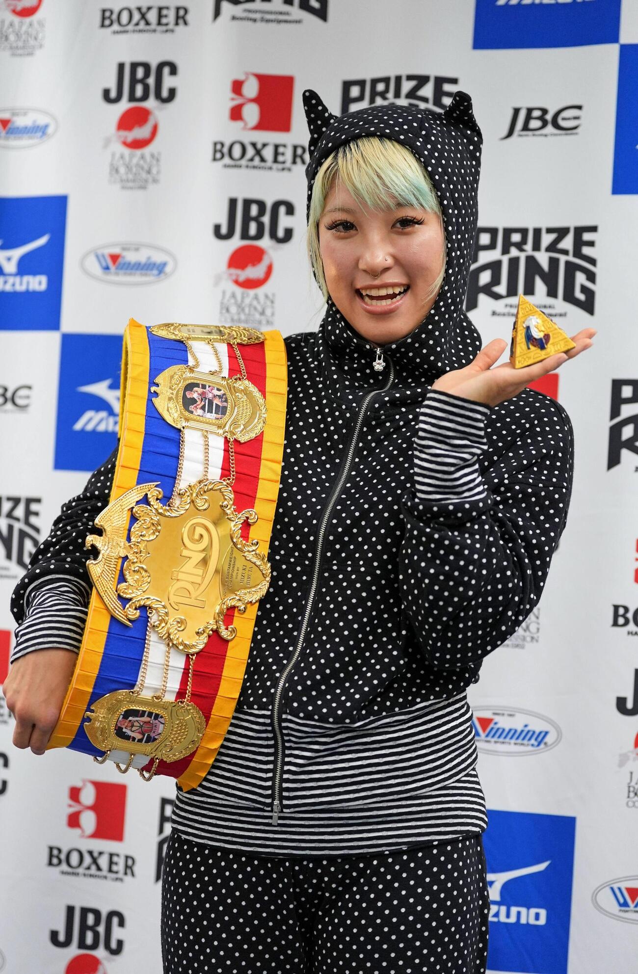 ピラミッドの模型を手にポーズをとるWBO女子スーパーフライ級王者の昼田瑞希＝18日、東京都文京区（共同）