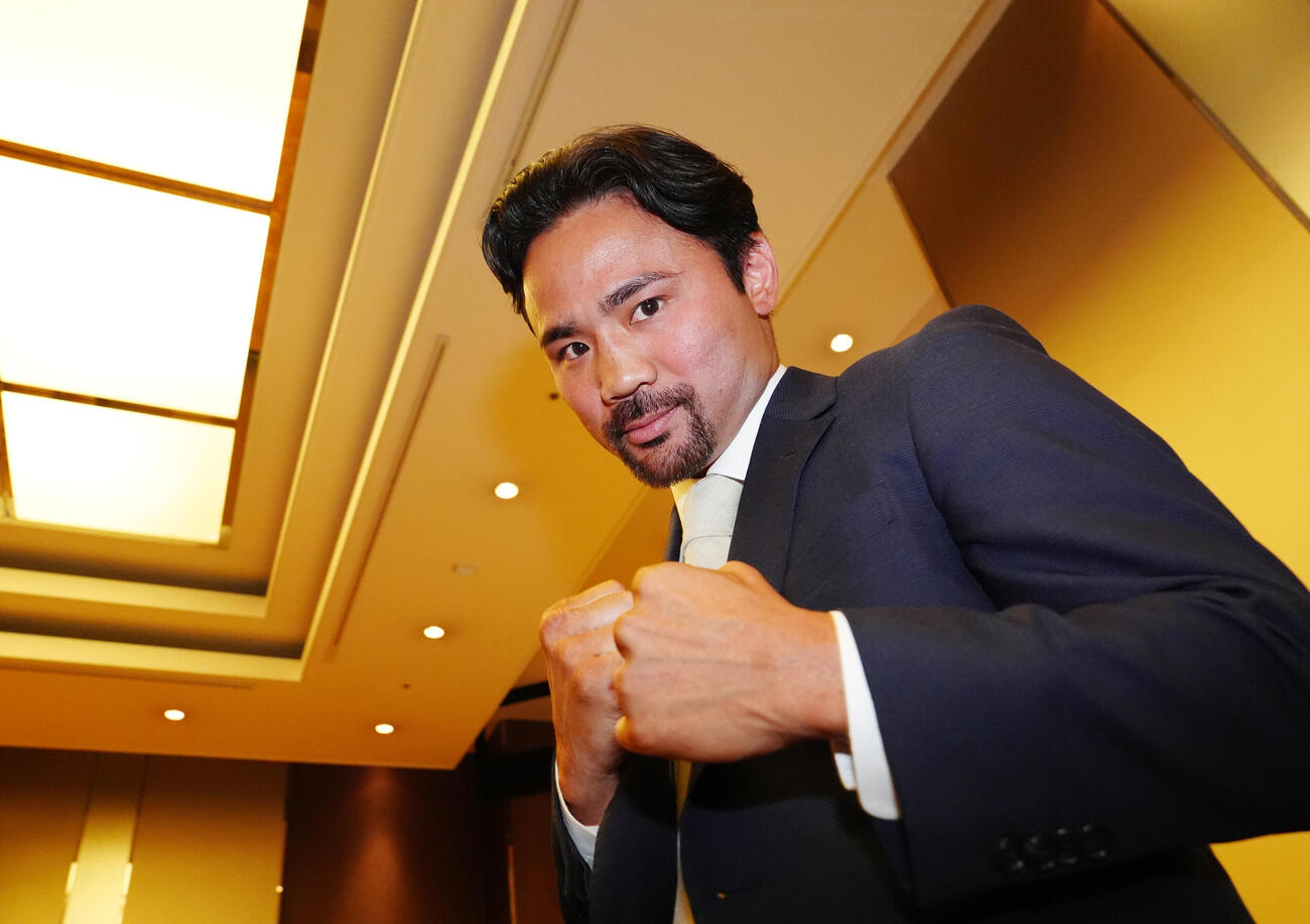 U－NEXT BOXING6大会の記者会見後、ポーズを決める比嘉大吾（撮影・江口和貴）