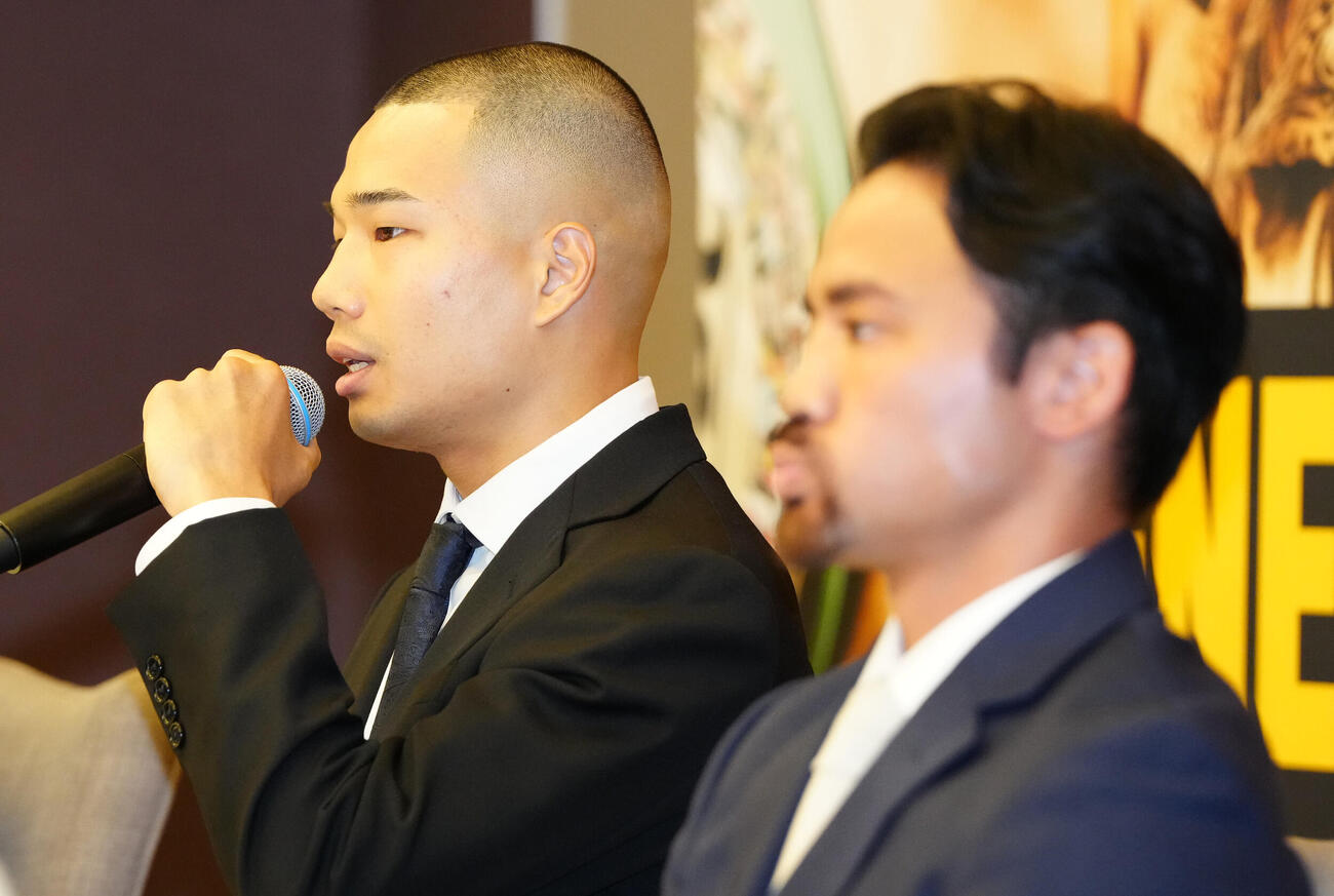 WBA世界バンタム級王座決定戦で比嘉大吾（右）と対戦が決まり、会見を行う増田陸（撮影・江口和貴）