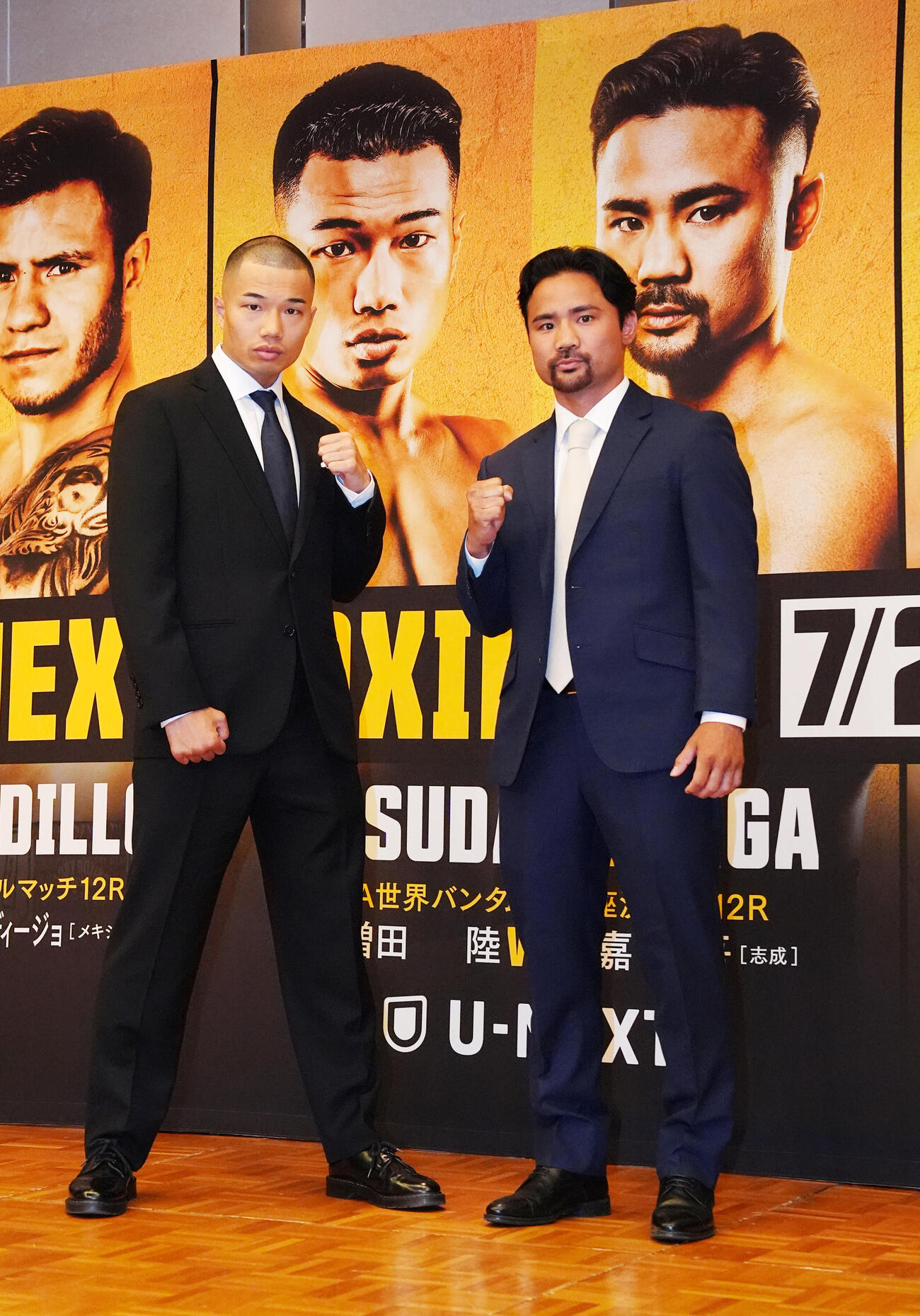 WBA世界バンタム級王座決定戦で対戦が決まり、写真に納まる増田陸（左）と比嘉大吾（撮影・江口和貴）