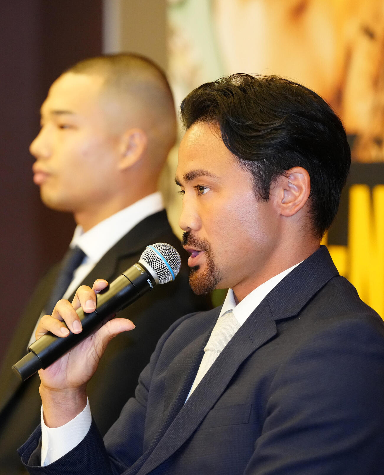 WBA世界バンタム級王座決定戦で増田陸（左）と対戦が決まり、会見を行う比嘉大吾（撮影・江口和貴）