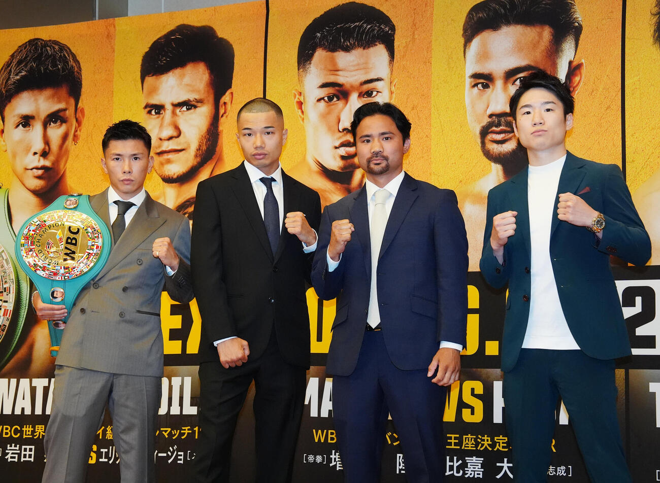 U－NEXT BOXING6大会の記者会見後、写真に納まる、左から岩田翔吉、増田陸、比嘉大吾、寺地拳四朗（撮影・江口和貴）