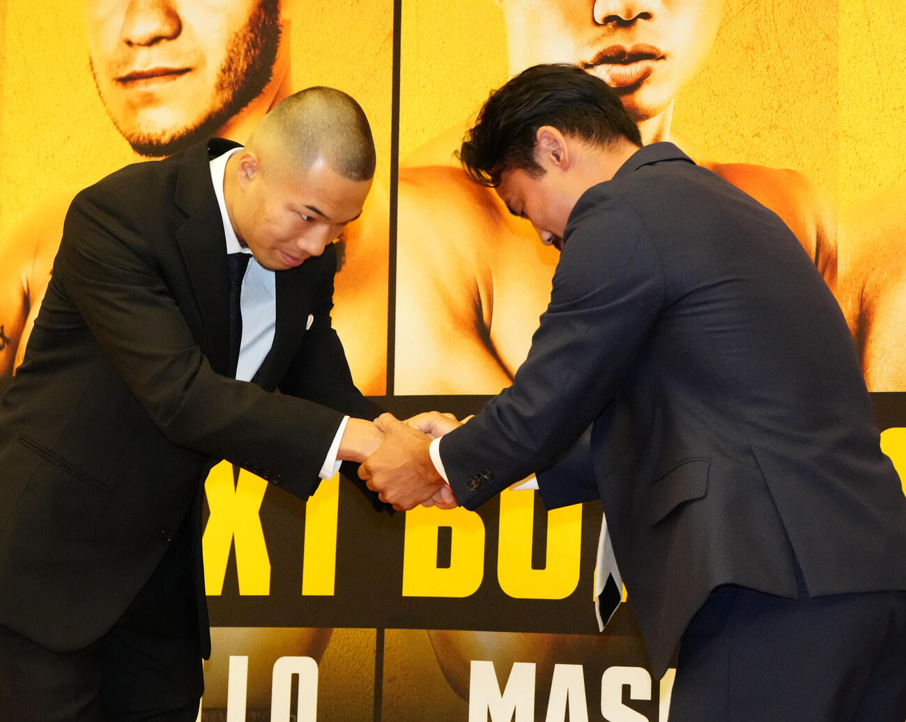 WBA世界バンタム級王座決定戦で対戦が決まり、握手を交わす増田陸（左）と比嘉大吾（撮影・江口和貴）