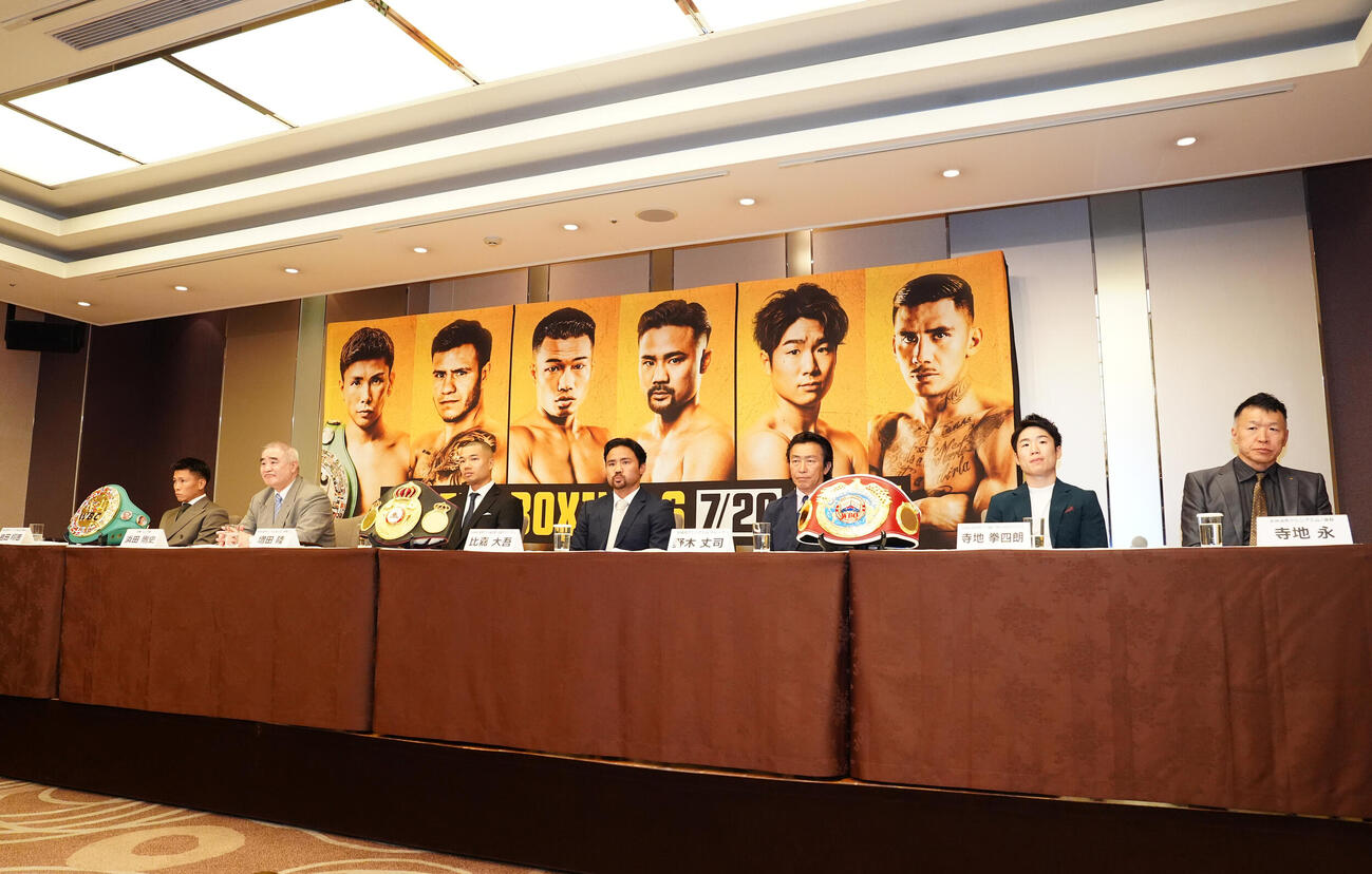 U－NEXT BOXING6大会の記者会見に臨む出席者。左から岩田翔吉、帝拳ジムの浜田剛史代表、増田陸、比嘉大吾、志成ジムの野木丈司トレーナー、寺地拳四朗、BMBジム寺地永会長（撮影・江口和貴）