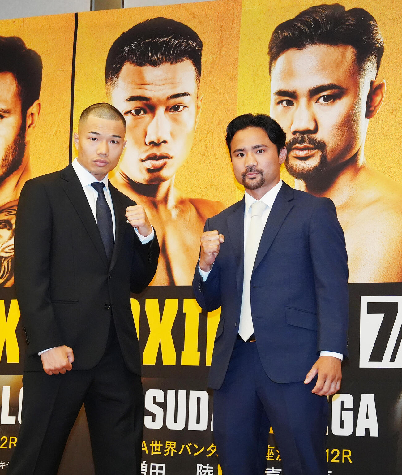 WBA世界バンタム級王座決定戦で対戦が決まり、写真に納まる増田陸（左）と比嘉大吾（撮影・江口和貴）