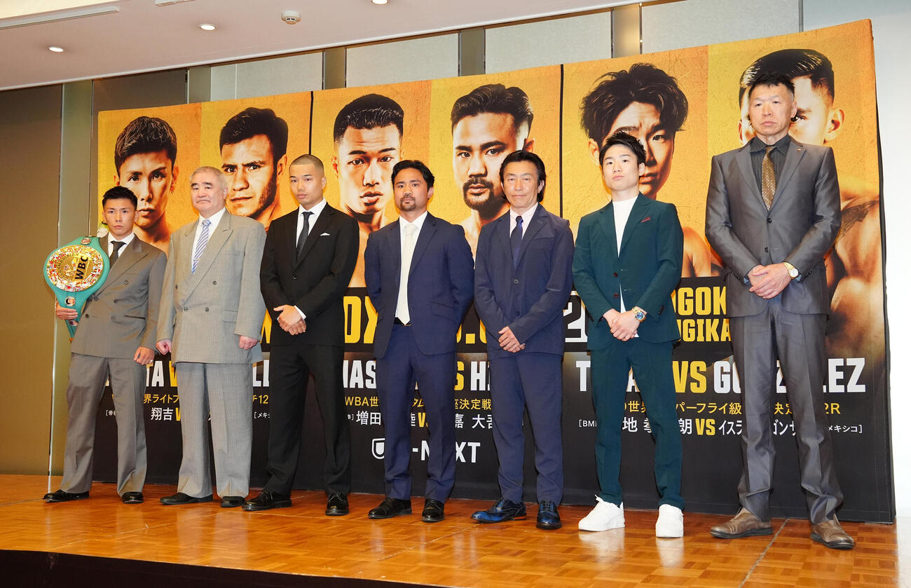 U－NEXT BOXING6大会の記者会見後、写真に納まる、左から岩田翔吉、帝拳ジムの浜田剛史代表、増田陸、比嘉大吾、志成ジムの野木丈司トレーナー、寺地拳四朗、BMBジム寺地永会長（撮影・江口和貴）