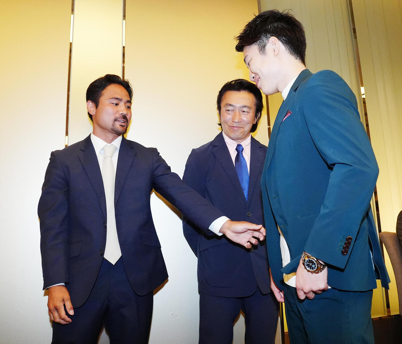 U－NEXT BOXING6大会の記者会見後、寺地拳四朗（右）のスーツをチェックする比嘉大吾（左）（撮影・江口和貴）