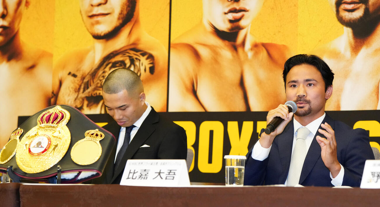 WBA世界バンタム級王座決定戦で増田陸（左）と対戦が決まり、会見を行う比嘉大吾（撮影・江口和貴）