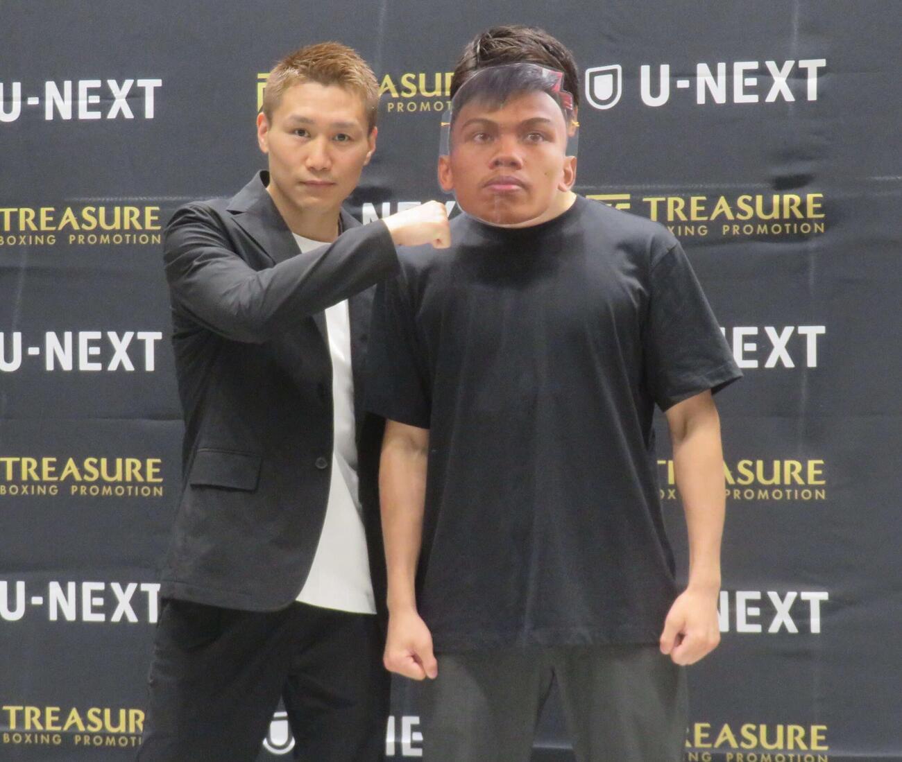 8月16日、東京・後楽園ホールで対戦するアレックス・サンティシマのお面に拳を向ける元IBF世界スーパーバンタム級王者小国以載（左）