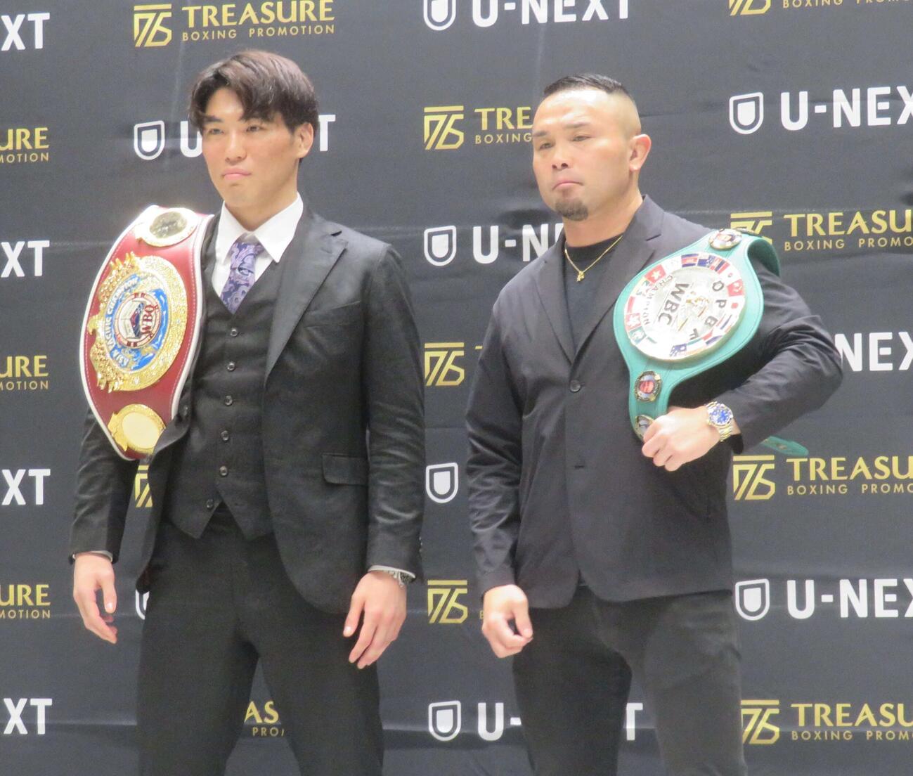 8月16日、東京・後楽園ホールで統一戦に臨むWBOアジア・パシフィック・スーパーウエルター級王者豊嶋亮太（左）と東洋太平洋同級王者緑川創