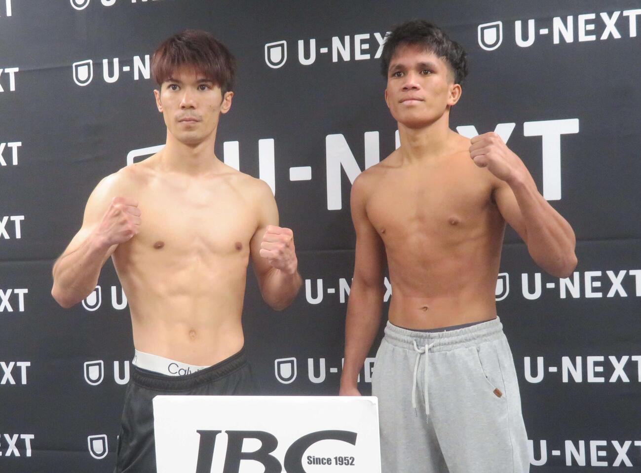 2年7カ月ぶりのリングに向けて計量クリアした梶颯（左）。右は対戦相手のアブバカール・ヤノン