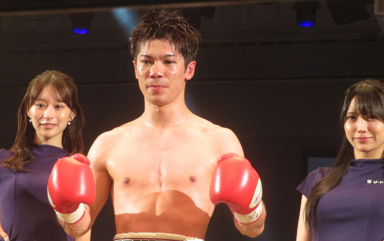 約2年7カ月ぶりの復帰戦で8回TKO勝ちを収めた梶颯（中央）