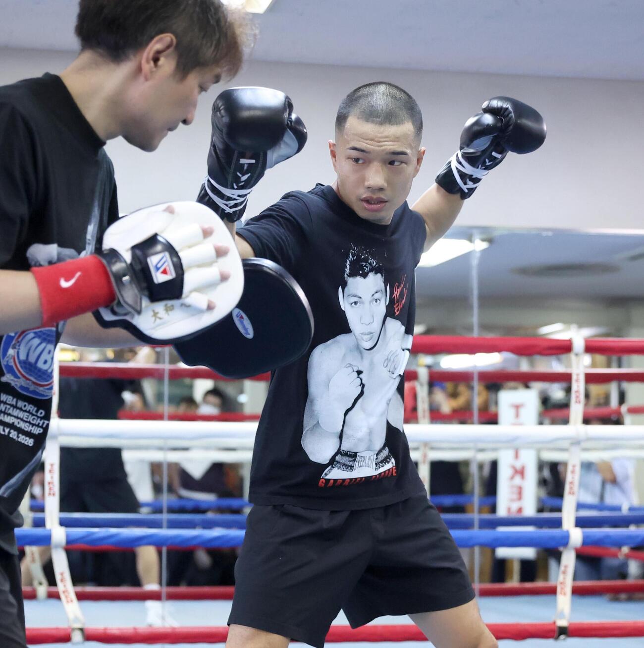 公開練習でミット打ちする増田陸（撮影・黒川智章）