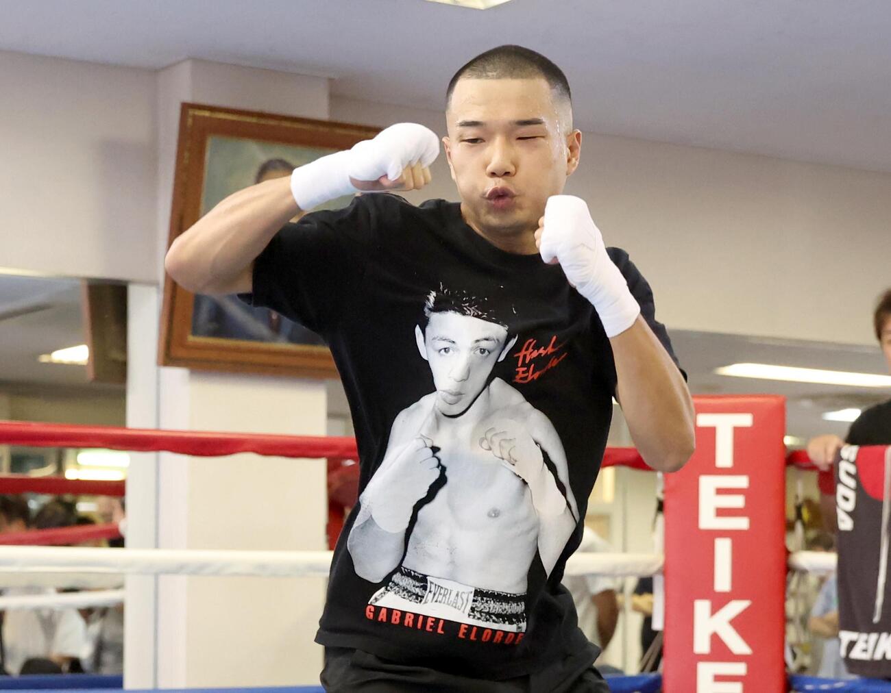 公開練習でシャドーボクシングをする増田陸（撮影・黒川智章）