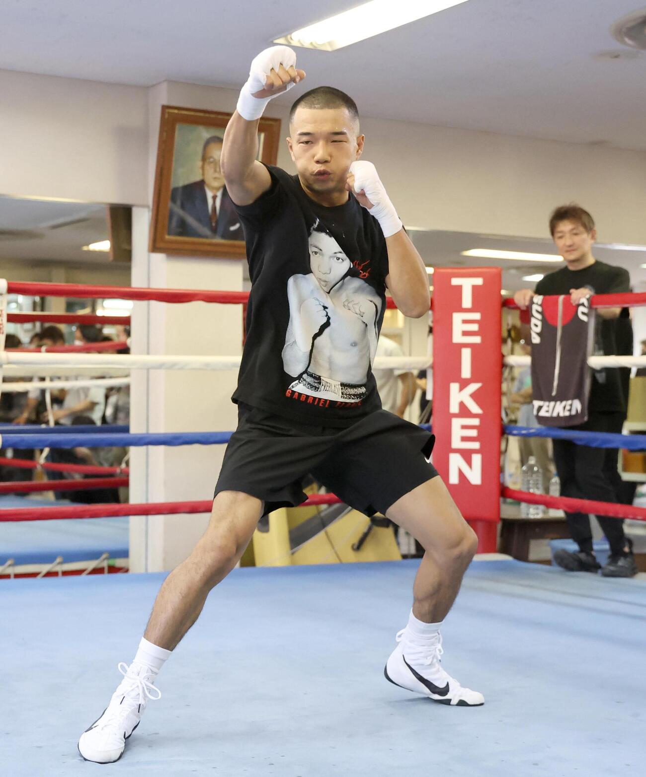 公開練習でシャドーボクシングをする増田陸（撮影・黒川智章）