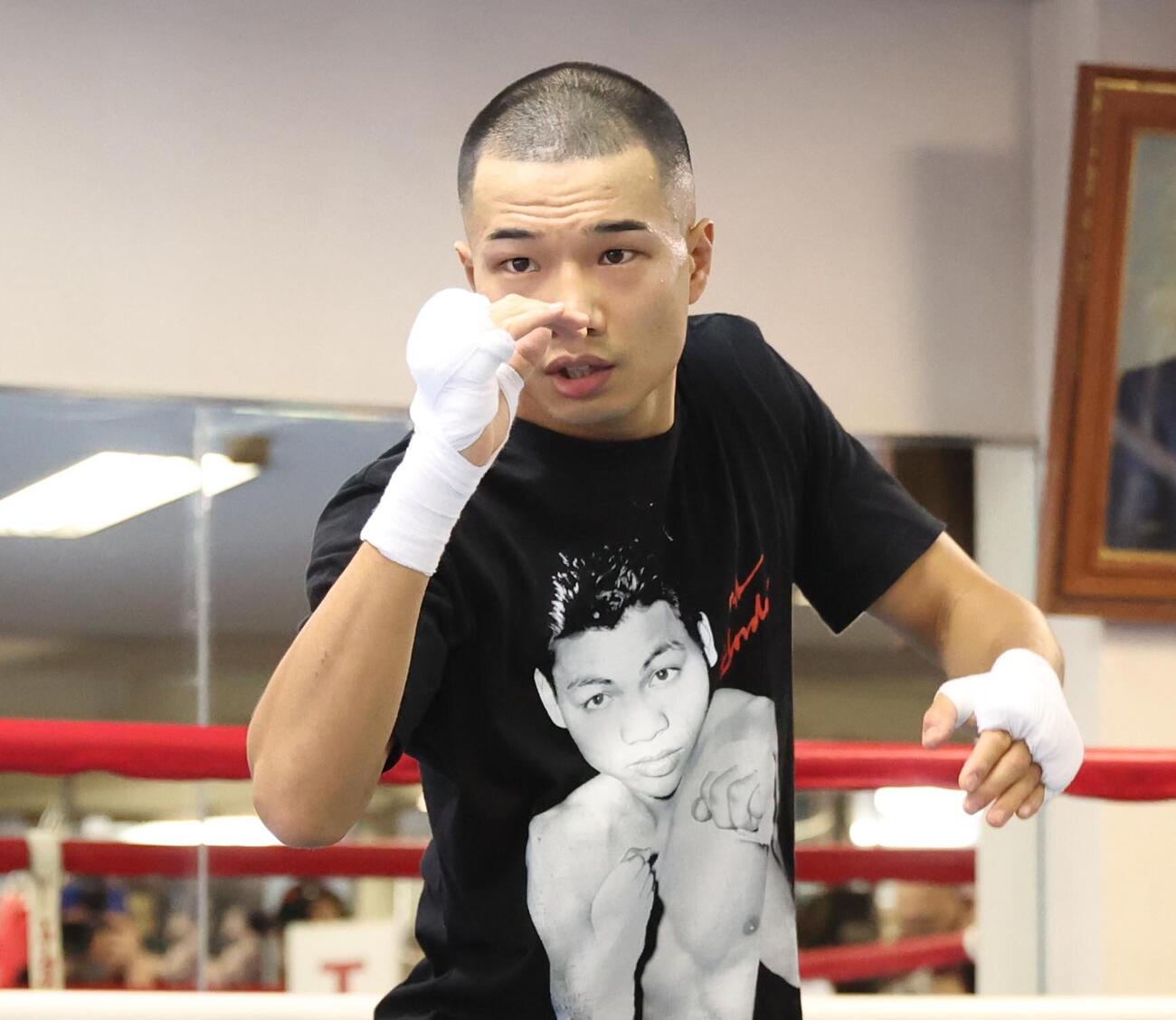 公開練習でシャドーボクシングをする増田陸（撮影・黒川智章）