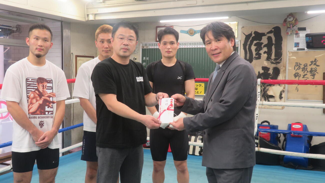 坂本博之氏（右端）主宰の「こころの青空基金」に募金を寄付する角海老宝石ジムの小堀佑介会長（左から3番目）
