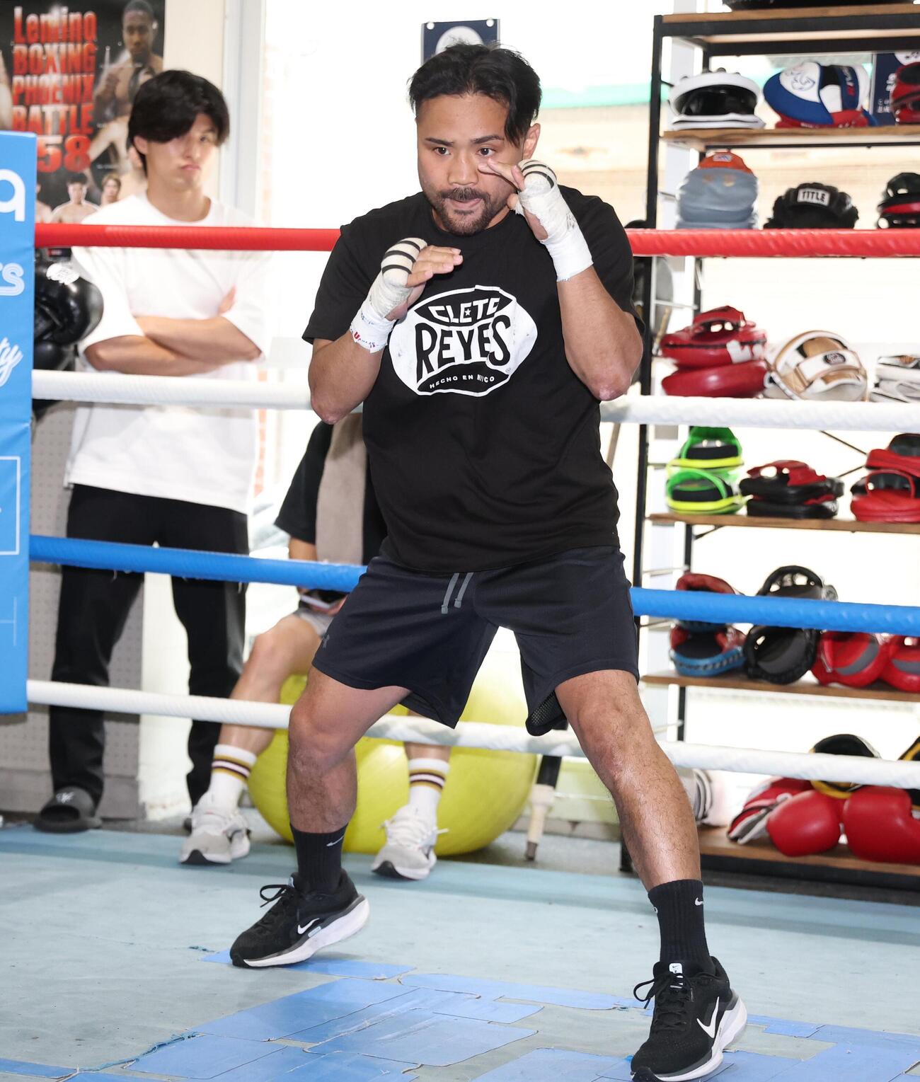 公開練習でシャドーボクシングを披露する比嘉大吾（撮影・黒川智章）