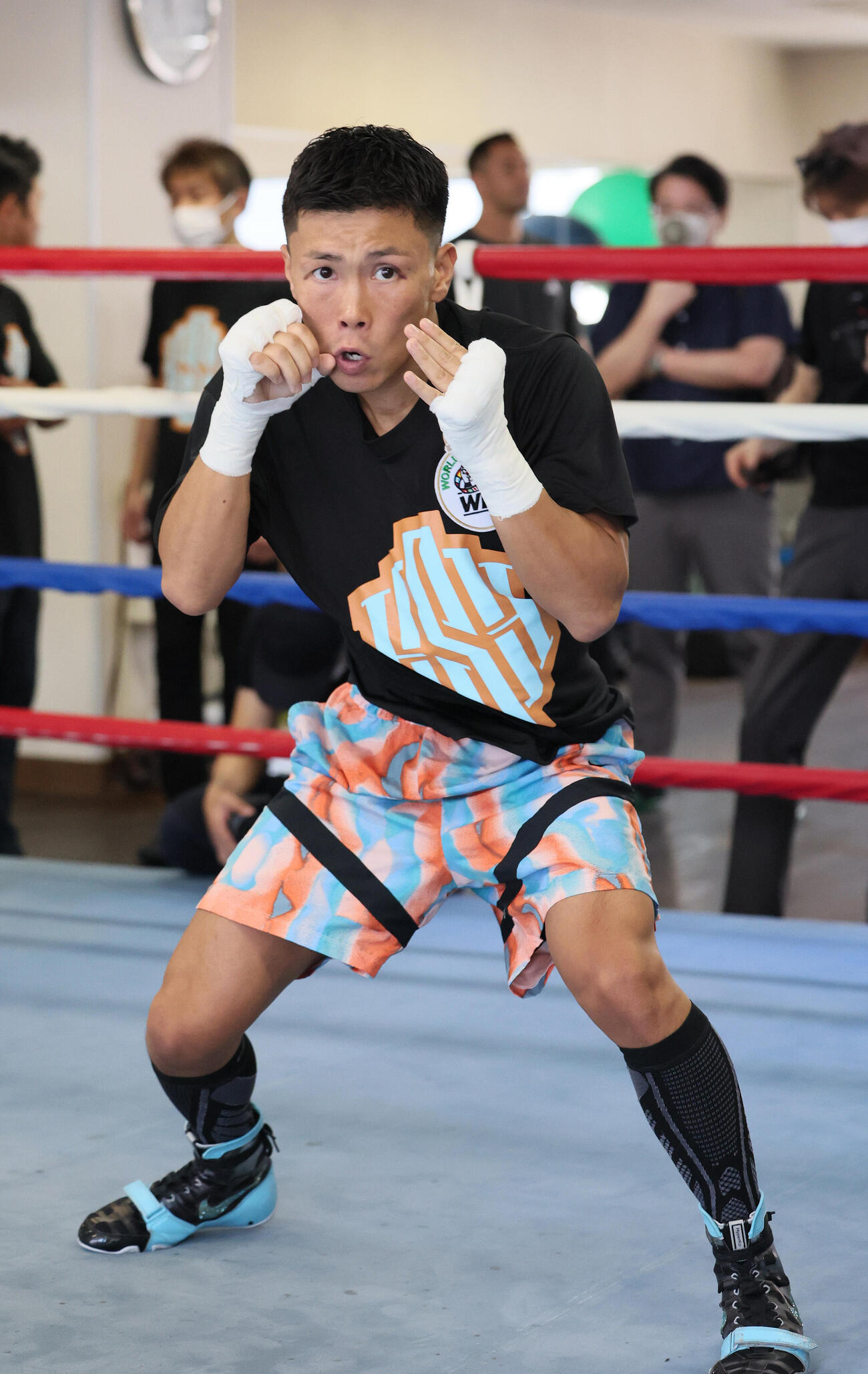 シャドーボクシングを披露する岩田翔吉（撮影・丹羽敏通）