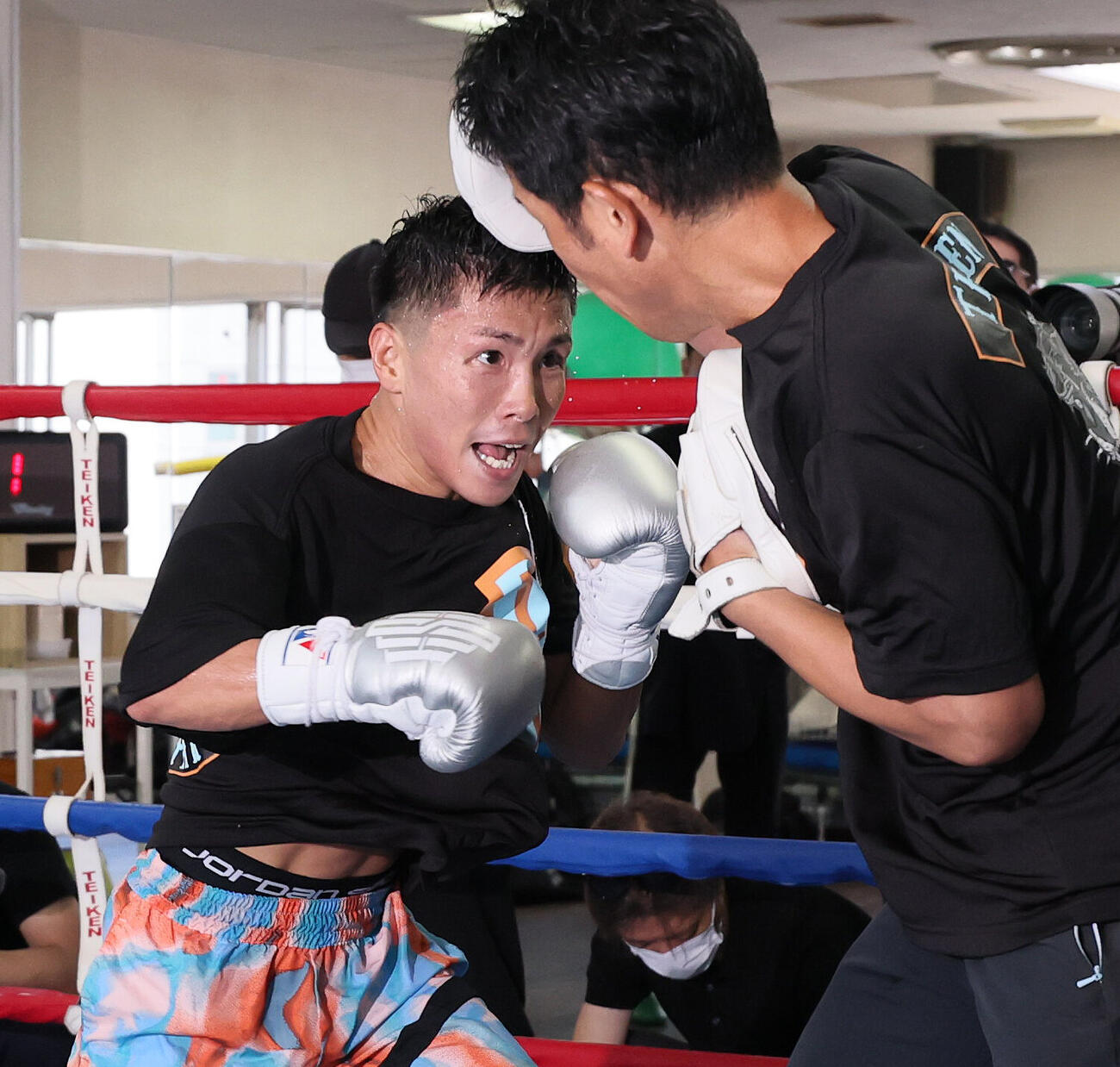 田中繊大トレーナーが構えるミットに打ち込む岩田翔吉（撮影・丹羽敏通）