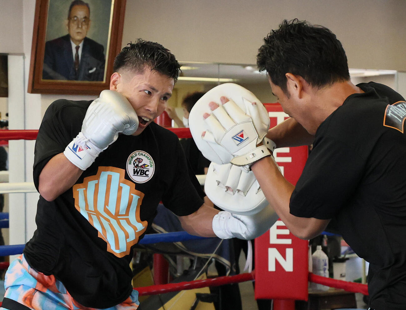 田中繊大トレーナーが構えるミットに打ち込む岩田翔吉（撮影・丹羽敏通）