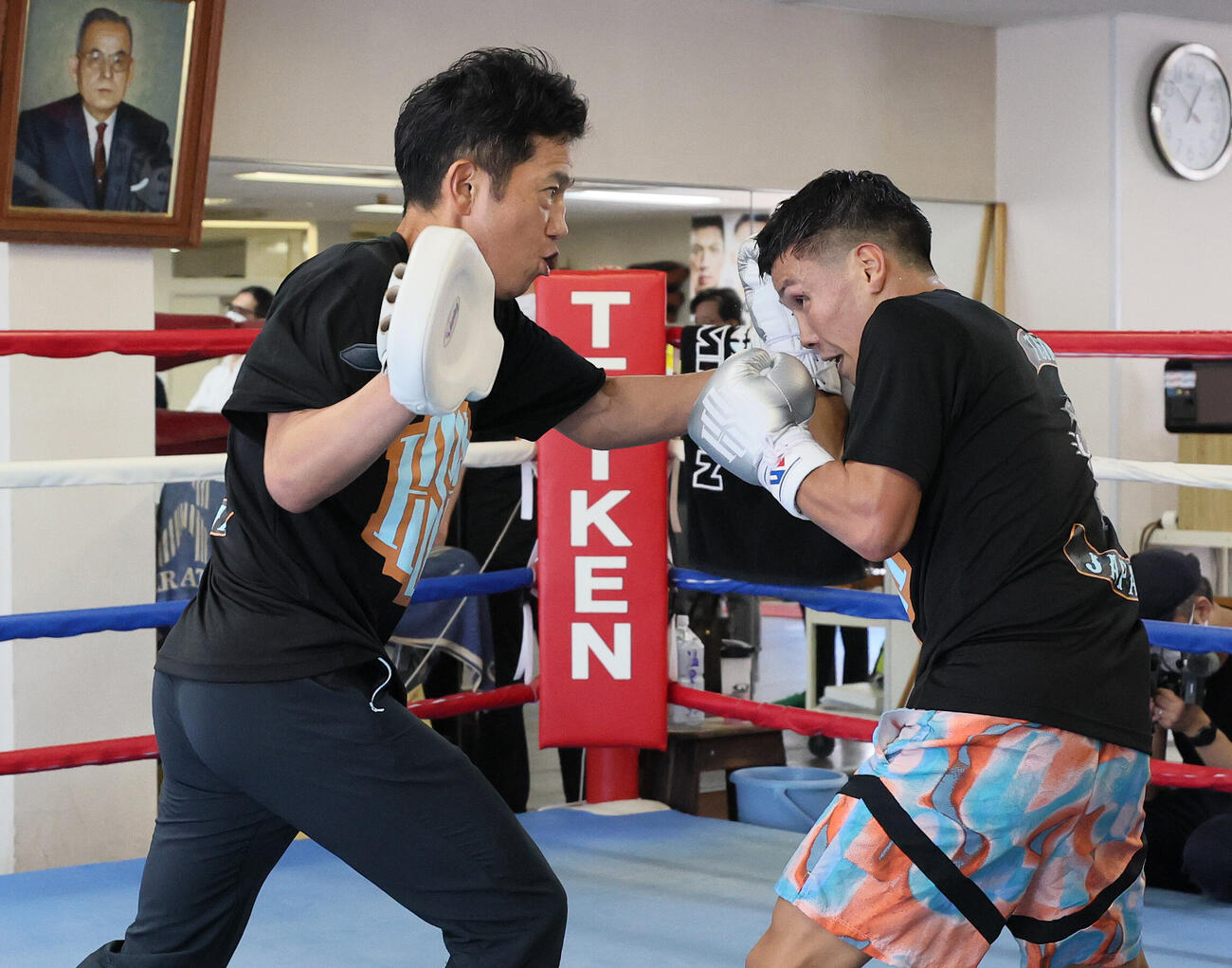 田中繊大トレーナーが構えるミットに打ち込む岩田翔吉（撮影・丹羽敏通）