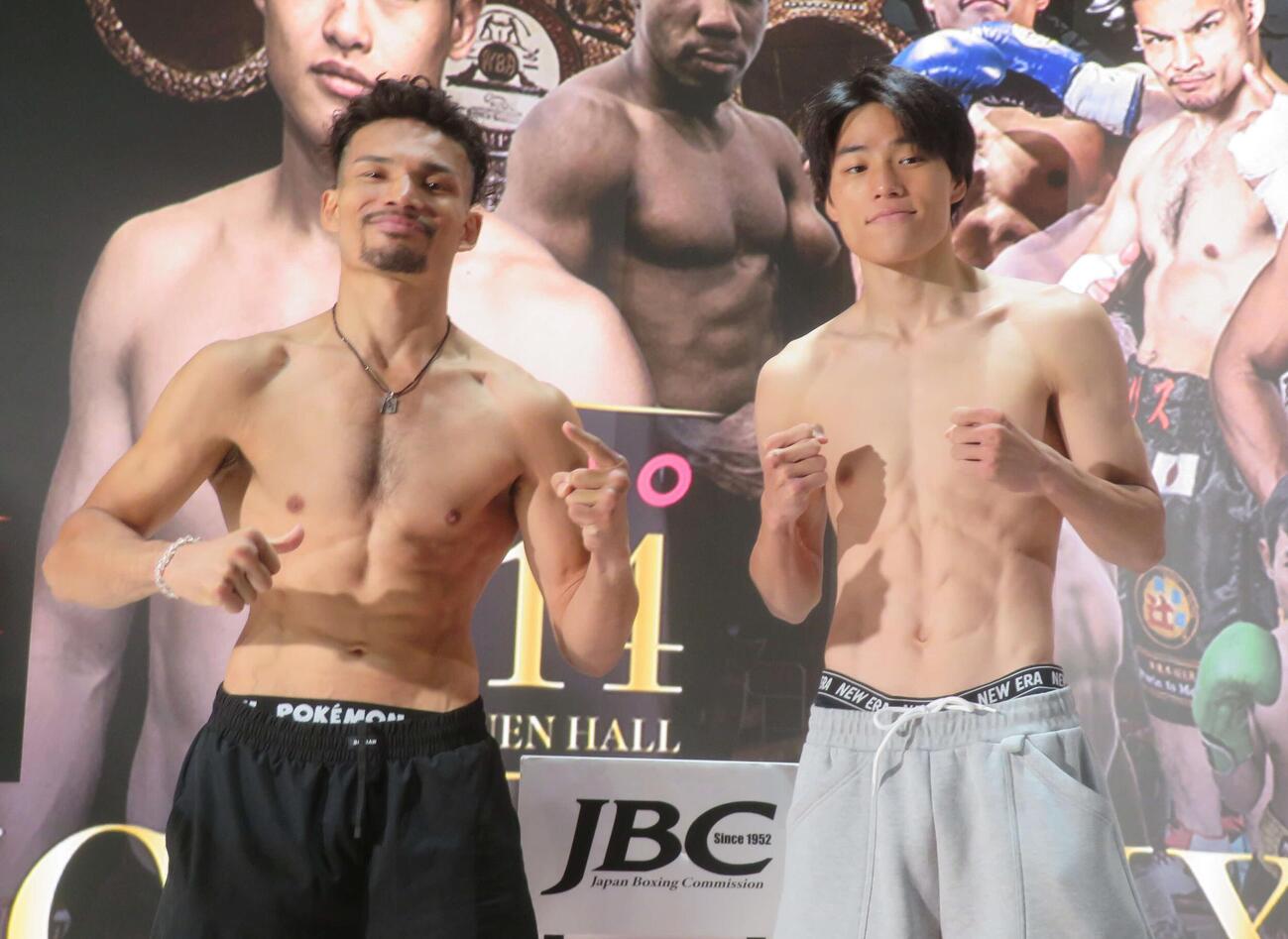 日本ライト級4位アオキ・クリスチャーノ（左）とのスーパーライト級8回戦に臨む菊池音央