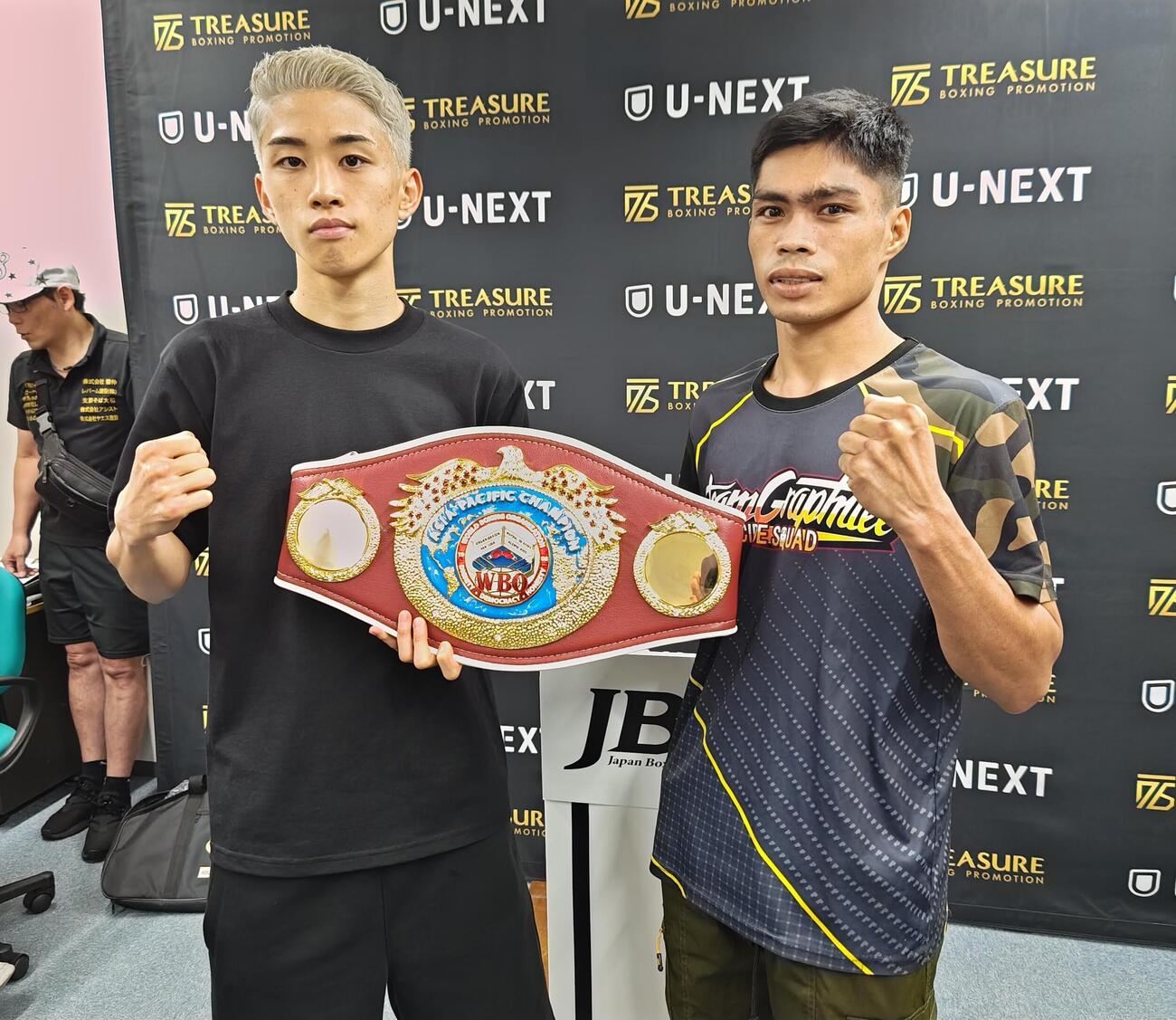 WBOアジア・パシフィック・ライトフライ級王座決定戦の前日計量をパスした同級1位尾崎優日（左）と同級2位ジェリー・フランシスコ