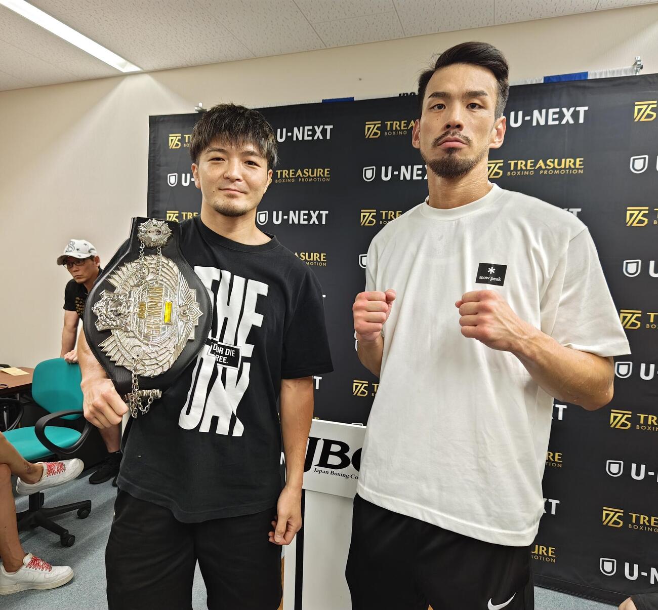 計量パスした日本スーパーウエルター級王者左右田泰臣（左）と挑戦者の同級6位辻本純兵